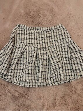 Kendall & Kylie Black and White Plaid pleated skirt